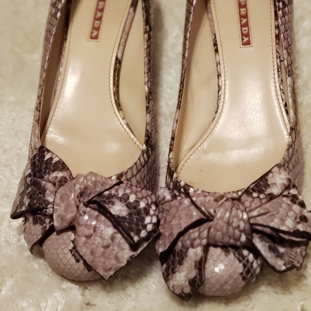 Prada lizard pump round toe with square heel